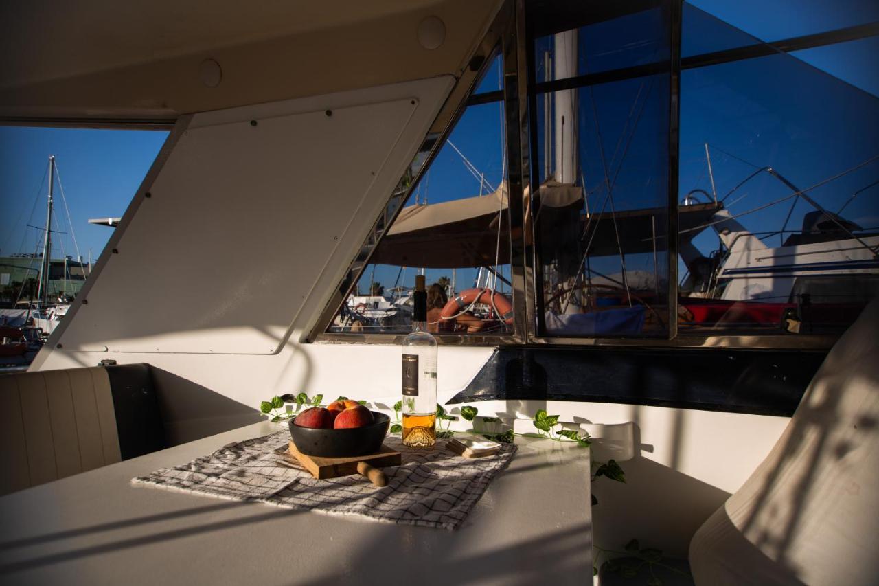 Magno II Boat Hotel Sant Adria de Besos Exterior photo