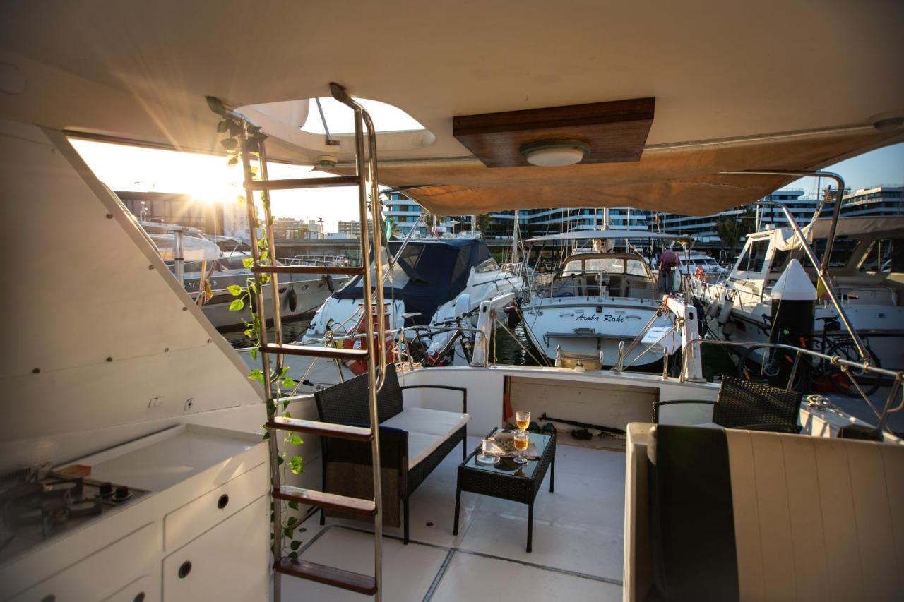 Magno II Boat Hotel Sant Adria de Besos Exterior photo